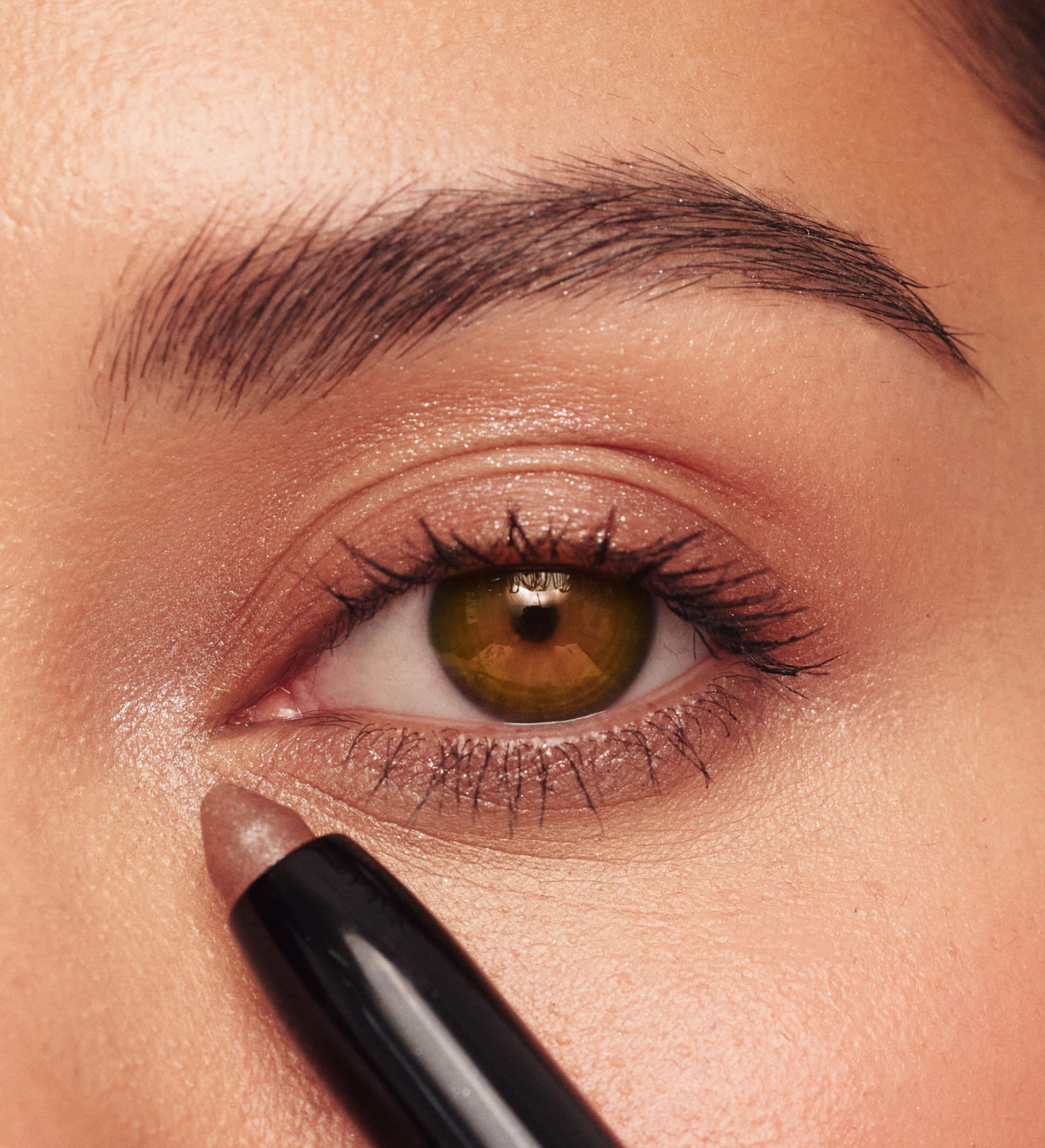 Eye Perfecting Shimmer Stick in Bronze van The Summer Set aangebracht op het oog voor een stralende finish