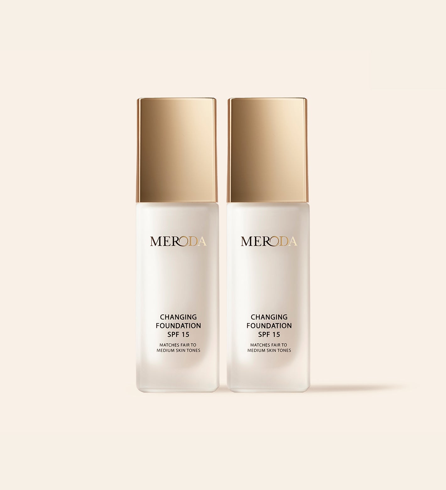 Twee Meroda Changing Foundation flacons met gouden dop naast elkaar op een neutrale achtergrond