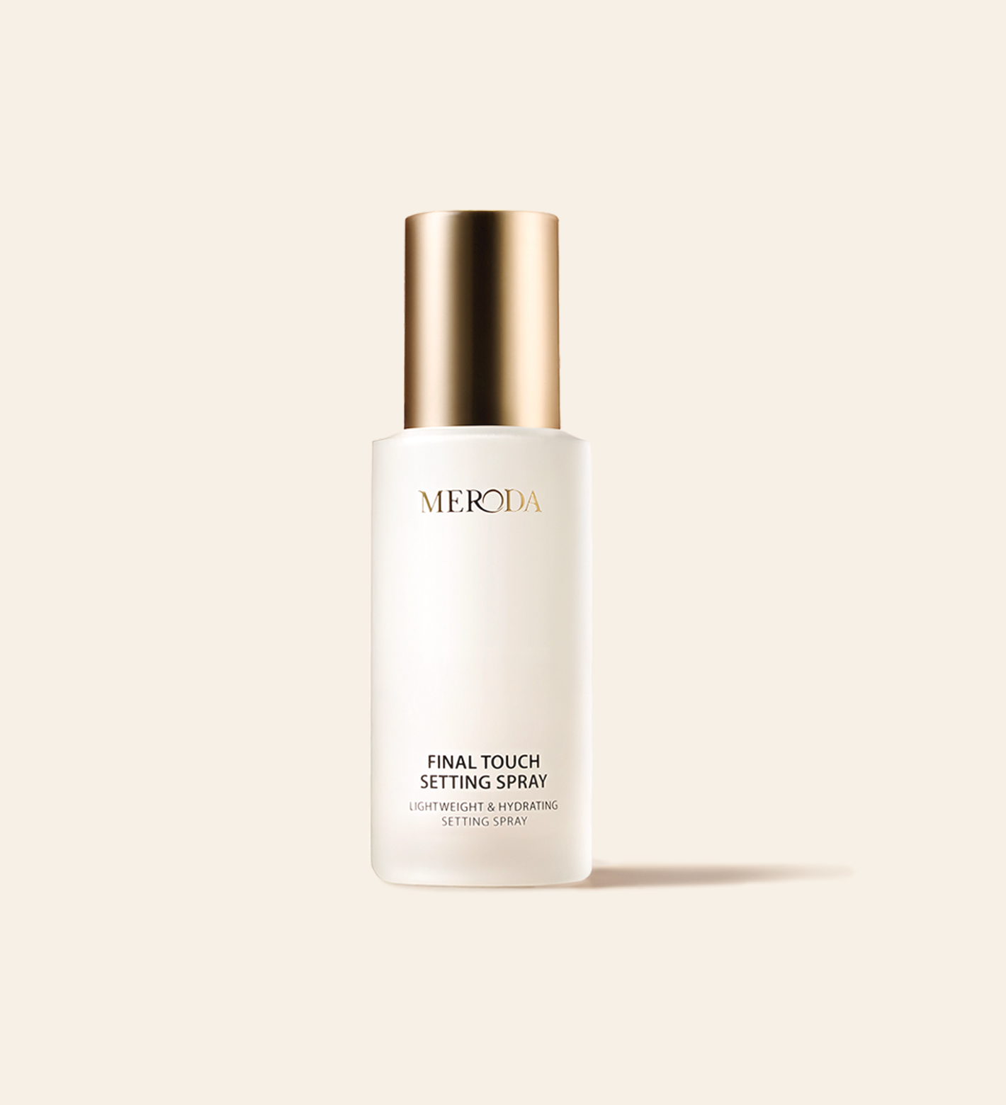 Final Touch Setting Spray in een frosted fles met gouden dop voor een lichte, hydraterende make-up finish.