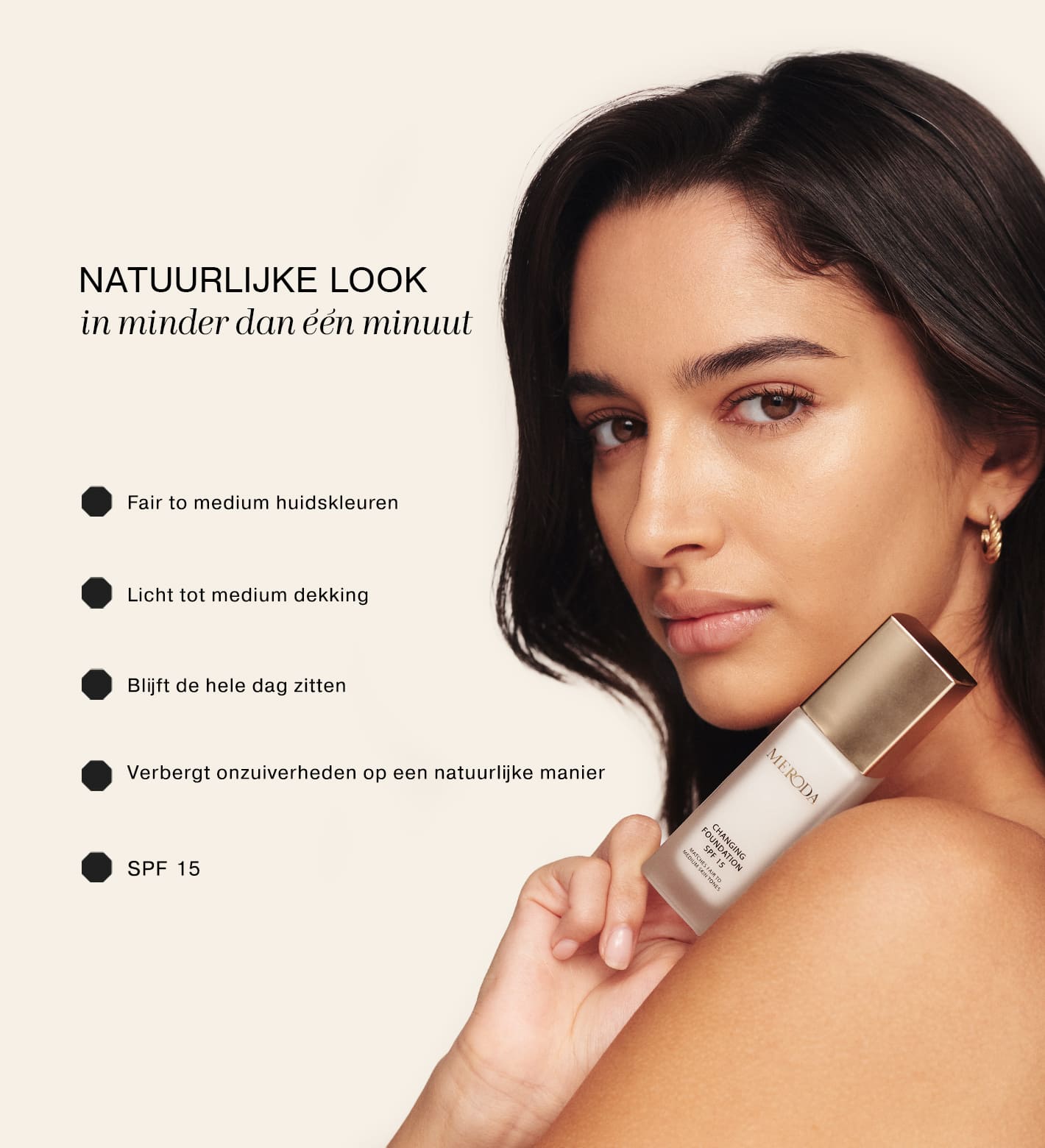 Model die de Changing Foundation SPF 15 vasthoudt voor een natuurlijke look met lichte tot medium dekking en SPF 15
