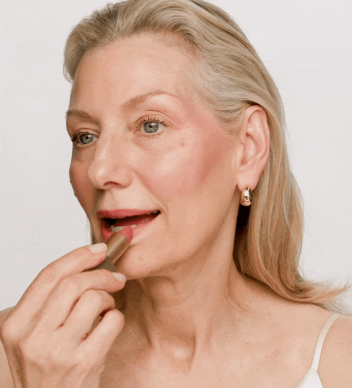 Velvet Dream Lipstick - Perfect Nude applicatie met een egale, luxe matte finish