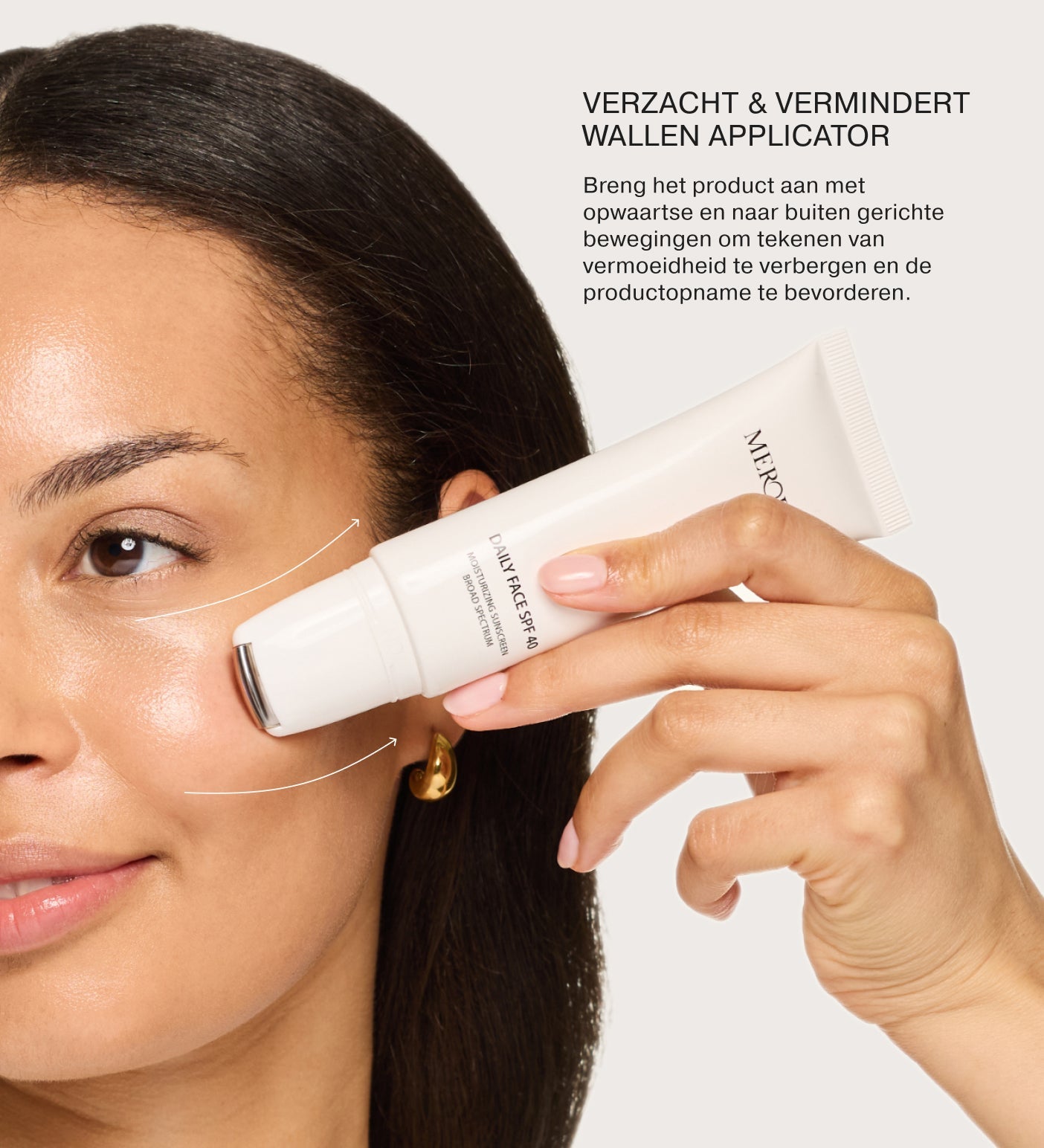 Daily Face SPF 40 aanbrengen met de verkoelende metalen rollerball op de wang om te modelleren en ontzwellen.
